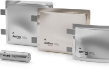 Anthro Energy週二在肯塔基州路易斯維爾一座工廠舉行動工儀式，該工廠生產的電池材料足以供應超過30萬輛電動車。（圖／Anthro Energy）