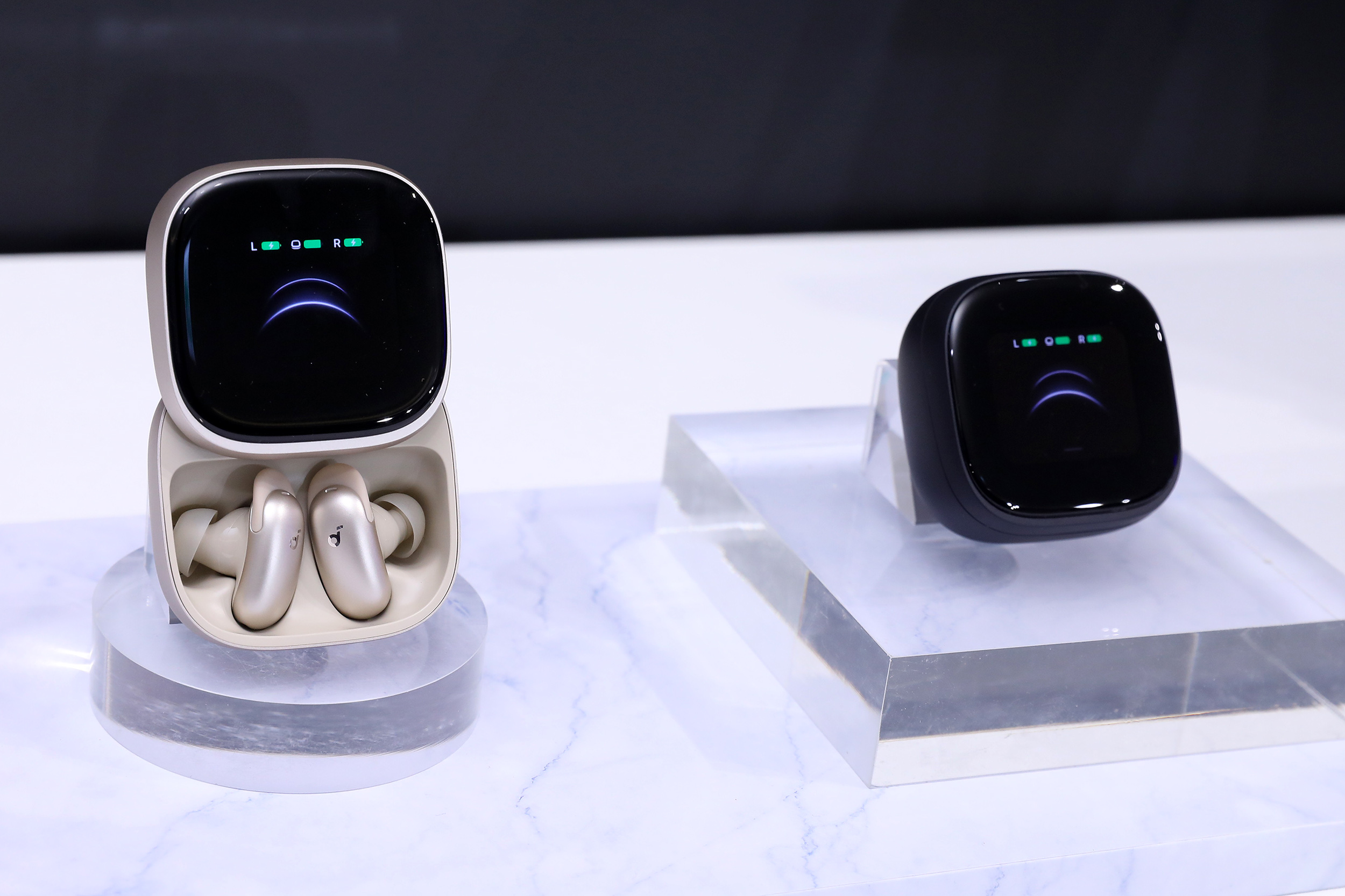 體積縮小 38%!soundcore 雙旗艦AI 降噪藍牙耳機Liberty 5 Pro震撼開賣 4 soundcore同步推出「Liberty 5 Pro旗艦系列舊換新聲級計畫」凡持有任一品牌、任一型號真無線藍牙耳機的消費者,只需於官網填寫舊換新表單,並上傳左右雙耳耳機本體與充電盒的清晰合照,通過審核後即可獲得500元新品專屬折價券。(圖/soundcore提供)
