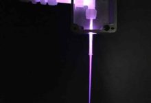 美國研究團隊攜手NASA開發冷電漿技術，盼解決月球、火星長期任務的衣物與環境清潔難題。（圖／Gabe Xu | UAH）