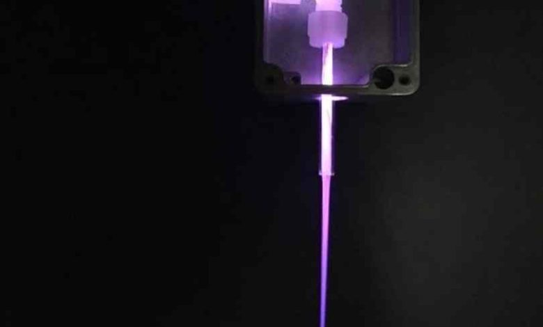 美國研究團隊攜手NASA開發冷電漿技術，盼解決月球、火星長期任務的衣物與環境清潔難題。（圖／Gabe Xu | UAH）