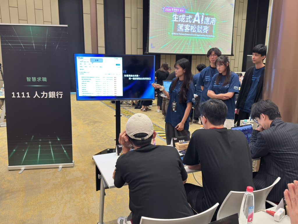參賽者向評審簡報 1 0
