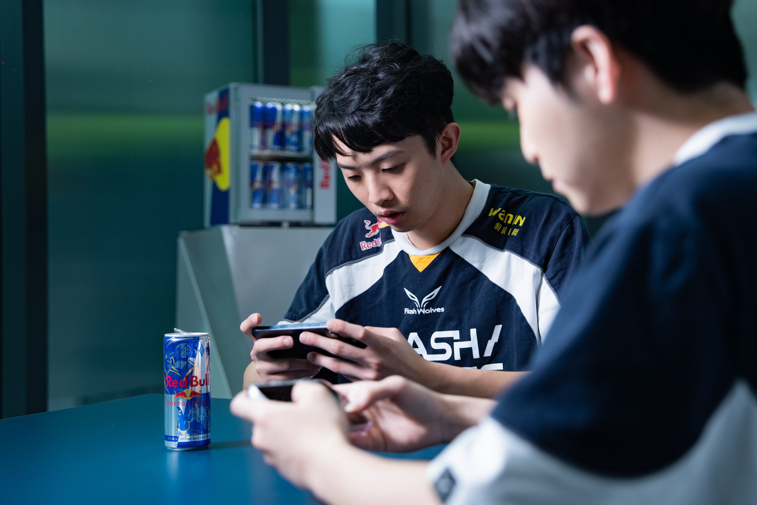 Red Bull 電競戰隊閃電狼搶先亮相 Red Bull ×《 Garena 傳說對決》10 週年聯名罐，展現戰隊與聯名包裝的電競能量。（圖／Red Bull提供）