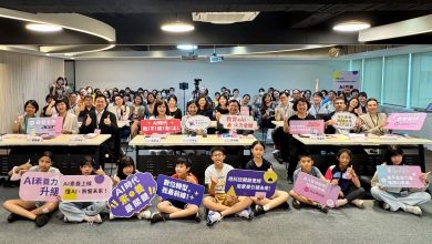 因應AI快速融入學習與生活，親子天下教育創新中心攜手產學夥伴推動「AI素養返校日」，透過親師生共同參與課程體驗，深化數位判斷力、思辨能力與負責任使用AI的素養。（圖／光寶科提供）