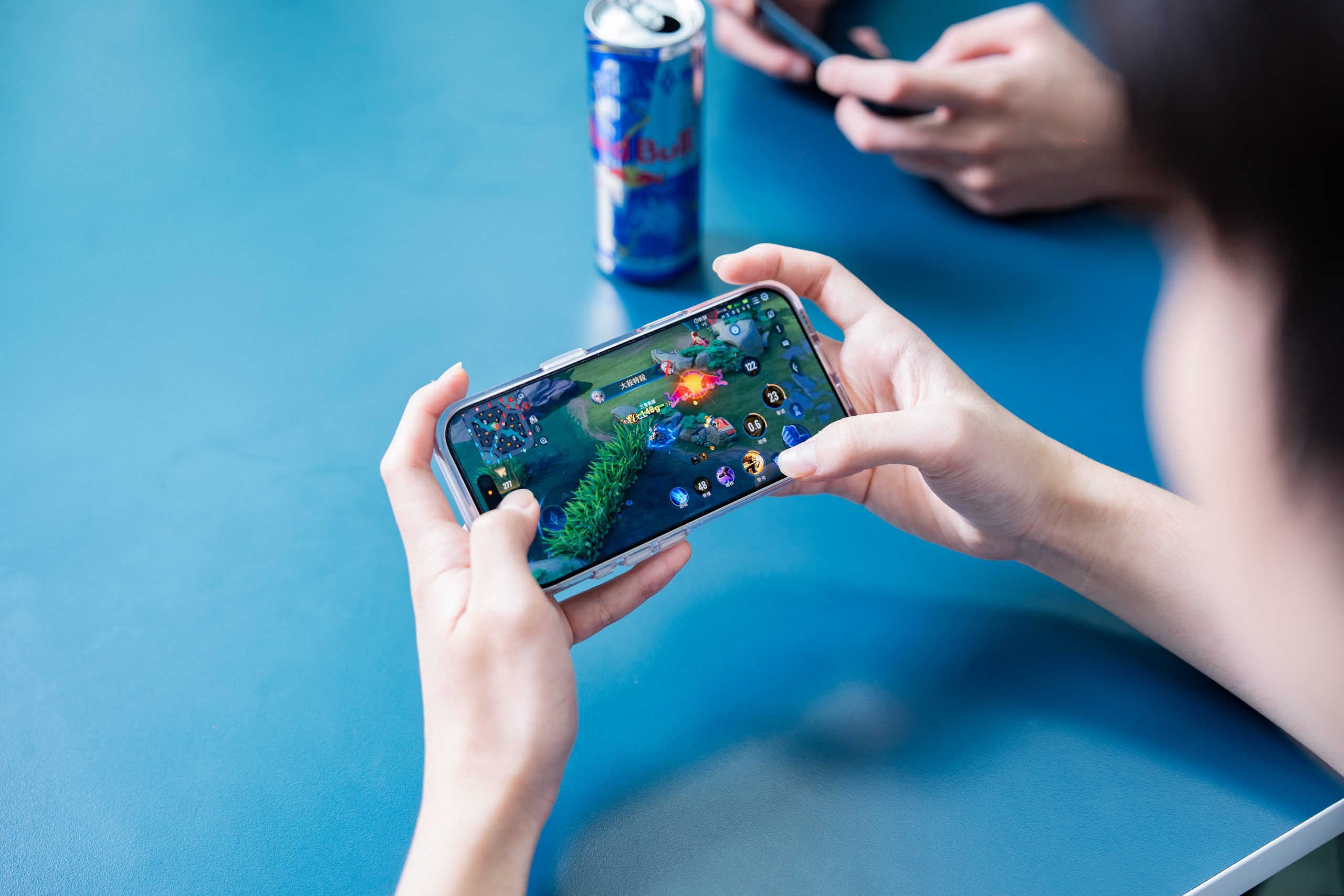 購買 Red Bull ✕《 Garena 傳說對決》10 週年限量聯名罐即可參加抽獎，有機會獲得限定表情貼、特效及永久造型等限量好禮，售完即止。（圖／Red Bull提供）