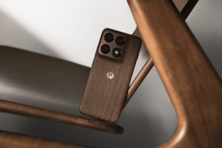 moto edge 70 pro 展現獨特材質機身，將美學再升級。（圖／Motorola提供）