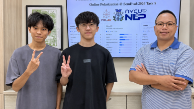 辨識網路極化言論 陽明交大團隊多語模型國際競賽奪亞軍 5 左至右為陽明交大智能所褚柏均、林鼎翔、李龍豪副教授