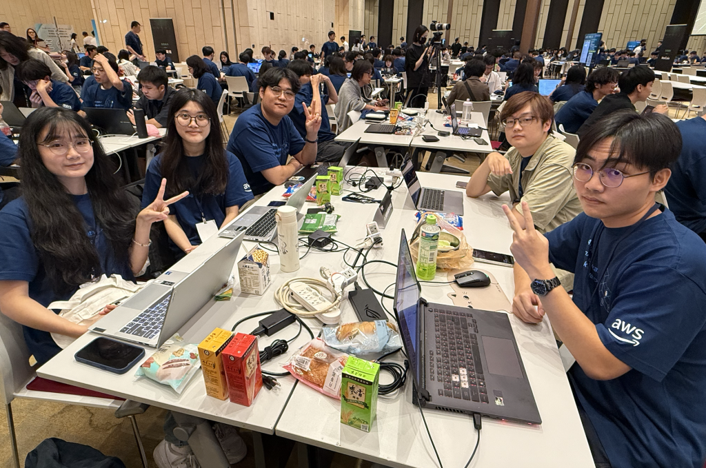 精選 1 參與AWS黑客松1111智慧求職組的「古趙味蟹黃何粉」隊,是由來自三所不同學校科系的5位同學組成。(圖/記者彭夢竺攝影)