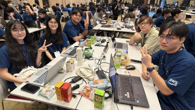 從隊友變戰友!跨校系學生組隊參加AWS黑客松 培養跨領域實戰力 3 參與AWS黑客松1111智慧求職組的「古趙味蟹黃何粉」隊,是由來自三所不同學校科系的5位同學組成。(圖/記者彭夢竺攝影)