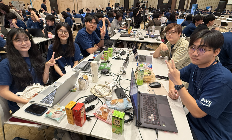 參與AWS黑客松1111智慧求職組的「古趙味蟹黃何粉」隊，是由來自三所不同學校科系的5位同學組成。（圖／記者彭夢竺攝影）