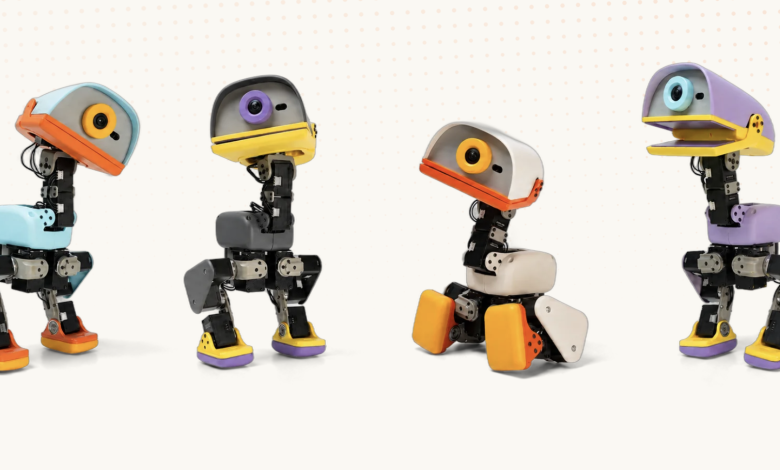 Hugging Face最新發表一款外型酷似小鴨的開源機器人Microduck。（圖／截取自Microduck）