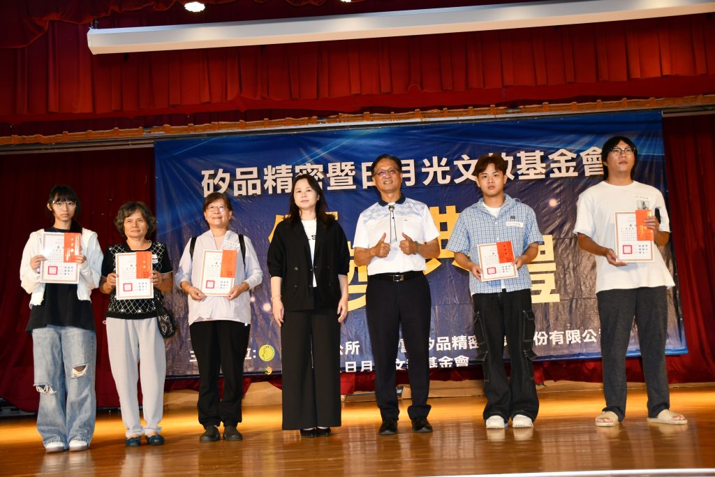 林世賢市長與矽品人力資源處招募暨人資客服部經理郭珀華分批和受獎者合影。（圖／擷取自彰化市公所官網）