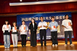 林世賢市長與矽品人力資源處招募暨人資客服部經理郭珀華分批和受獎者合影。(圖/擷取自彰化市公所官網)