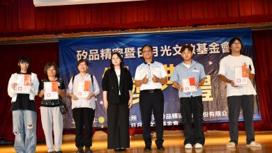 矽品助學送暖深耕彰化 今年全台徵才5800人 3 林世賢市長與矽品人力資源處招募暨人資客服部經理郭珀華分批和受獎者合影。(圖/擷取自彰化市公所官網)