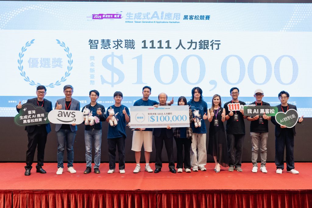 總裁頒發第一名得獎者獎金 0 1