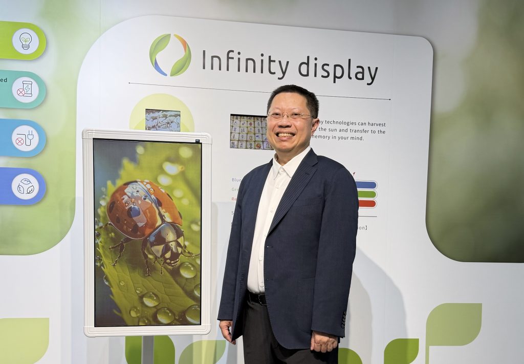 虹彩光電 Infinity® 太陽能膽固醇液晶電子紙技術再進化，推出市場唯一可量產的 31.5 吋大尺寸戶外商用顯示。圖為虹彩光電董事長廖奇璋。（圖／虹彩光電）