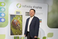 虹彩光電 Infinity® 太陽能膽固醇液晶電子紙技術再進化，推出市場唯一可量產的 31.5 吋大尺寸戶外商用顯示。圖為虹彩光電董事長廖奇璋。（圖／虹彩光電）