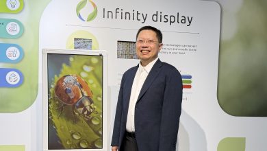 虹彩光電 Infinity® 太陽能膽固醇液晶電子紙技術再進化，推出市場唯一可量產的 31.5 吋大尺寸戶外商用顯示。圖為虹彩光電董事長廖奇璋。（圖／虹彩光電）