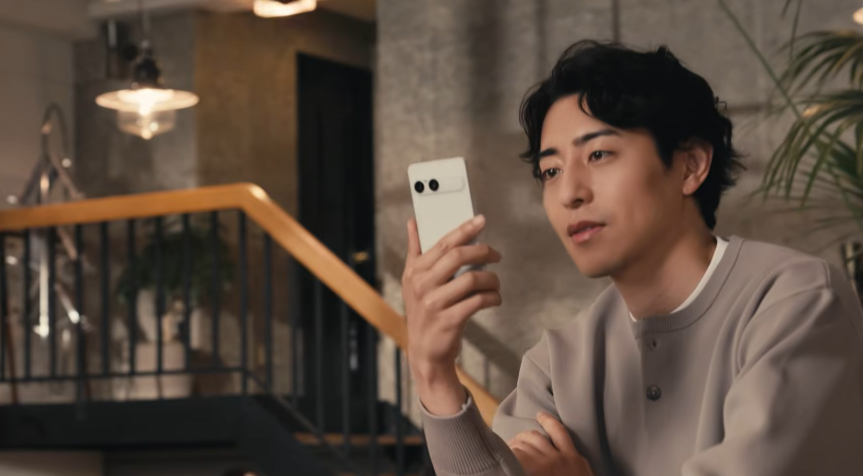 Xperia 10 VIII 同時具備最長可達 2 天的電池續航力 ,採用長效電池設計,滿足長時間使用需求,輕巧機身也更方便隨身使用。(圖/擷取自官方宣傳片)