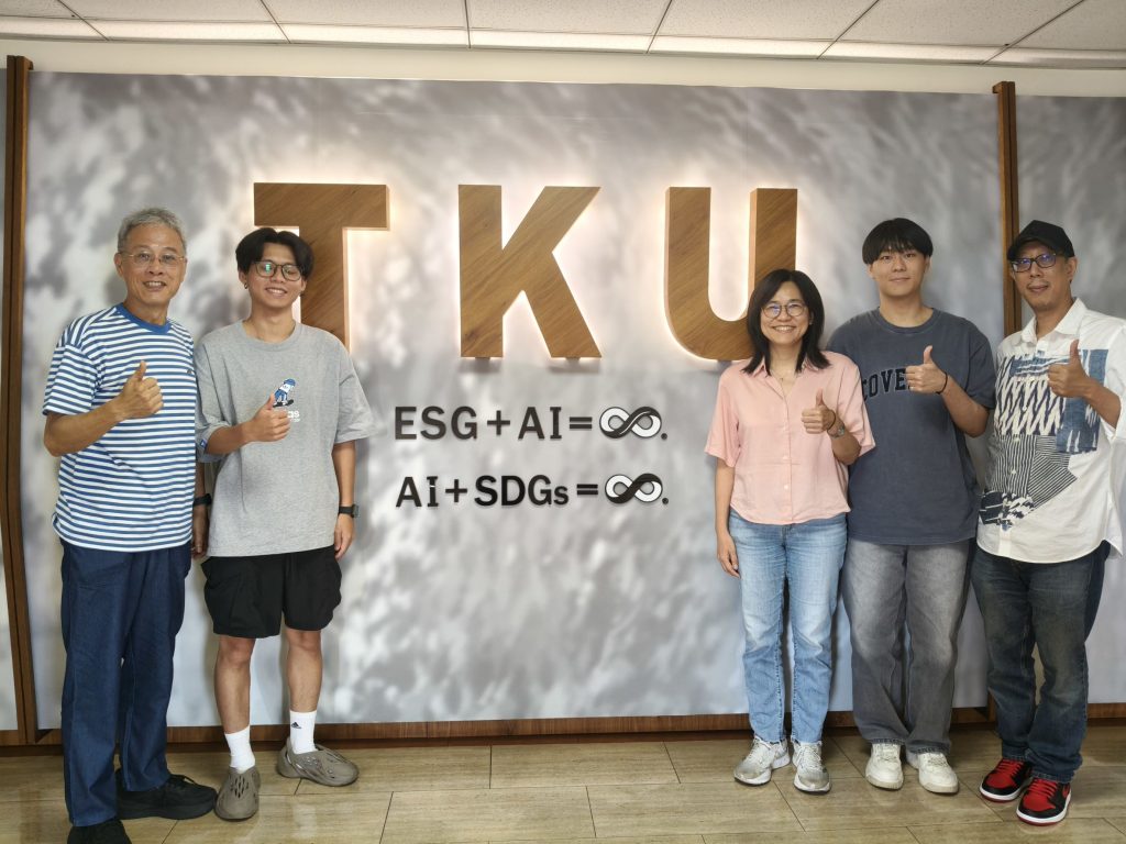 淡江統計系學生跨域合作奪國道智慧交通亞軍 AI提前預測塞車 1 淡江大學統計與資料科學學系數據科學碩士班學生施宇鴻、李昇峰等人,跨域攜手運輸管理學系學生,參加交通部高速公路局「114年國道智慧交通管理創意競賽」,拿下學生組亞軍,展現AI與大數據結合交通專業的應用成果。(圖/記者許若茵攝)