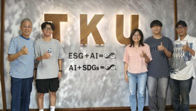 淡江統計系學生跨域合作奪國道智慧交通亞軍 AI提前預測塞車 3 淡江大學統計與資料科學學系數據科學碩士班學生施宇鴻、李昇峰等人,跨域攜手運輸管理學系學生,參加交通部高速公路局「114年國道智慧交通管理創意競賽」,拿下學生組亞軍,展現AI與大數據結合交通專業的應用成果。(圖/記者許若茵攝)