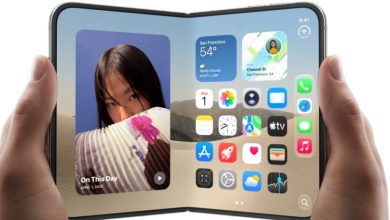 蘋果進軍折疊機市場!護照造型iPhone Duo售價74900元起 7 「Duo 雙面預覽」讓每個人都能漂亮上鏡;想輕鬆引導孩子看看鏡頭,可使用「看這裡」功能;「Duo 雙面 FaceTime」在群組通話時,讓身邊的人也能一起加入;利用「智慧拍攝」,大家通通開心入鏡,不必煩惱誰來掌鏡。 ( 圖/取自蘋果官網)