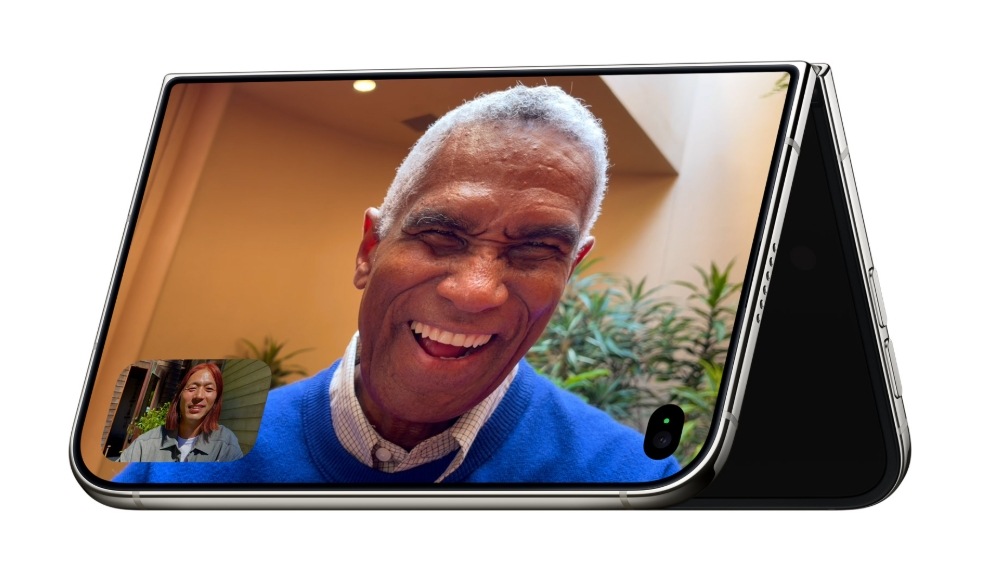 蘋果進軍折疊機市場!護照造型iPhone Duo售價74900元起 2 7.6 吋超 Retina XDR 螢幕的顯示比例內螢幕由 10 層超薄結構組成,並採用特製的奈米紋理表面,有助減少眩光。( 圖/取自蘋果官網)