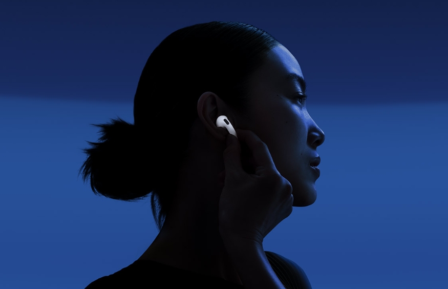 性價比拉滿!蘋果發表全新 AirPods 5 入門款即標配主動降噪 售價 129 美元起 1 由先進的運算音訊技術和重新設計的聲學架構驅動,與上一代相比,其噪音阻隔效果提升最高可達 1.5 倍,展現出業界開放式設計中最佳的「主動式降噪」能力。( 圖/取自蘋果官網)