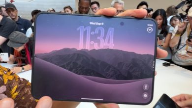 折痕抗壓測試成焦點:iPhone Duo 實機上手採霧面面板巧妙隱藏折痕 5 iPhone Duo 的摺痕從某些角度可以清晰可見,隨著折疊次數的增加,摺痕會逐漸變得更加明顯。(圖/取自 Brian Tong YT)