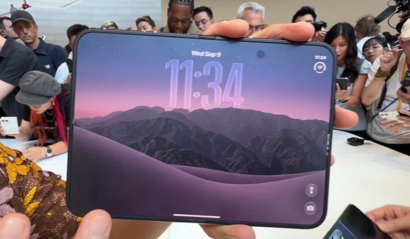 折痕抗壓測試成焦點:iPhone Duo 實機上手採霧面面板巧妙隱藏折痕 1 iPhone Duo 的摺痕從某些角度可以清晰可見,隨著折疊次數的增加,摺痕會逐漸變得更加明顯。(圖/取自 Brian Tong YT)