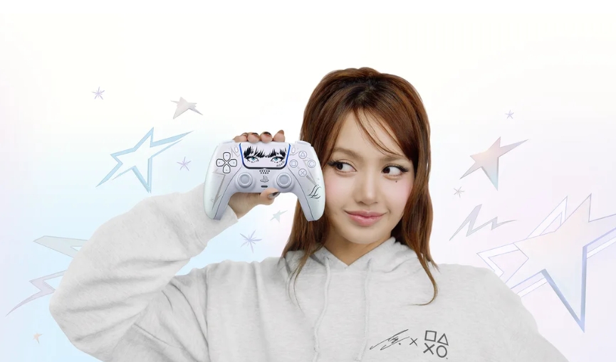 索尼攜手 BLACKPINK Lisa 推出限定版 PS5 控制器與系列聯名周邊 1 DualSense無線控制器-Lisa限量版將於10月30日起,以極限量形式透過全球合作零售商發售,建議零售價格為台幣2,702元。(圖/PlayStation官方提供)