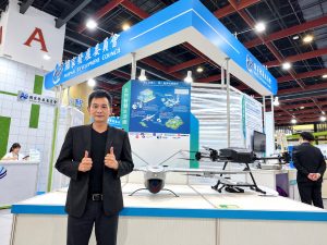 無人機20分鐘送藥抵小琉球 AI藥局完成百趟跨海配送驗證 2 碳基科技董事長陳文宏與投入跨海醫藥配送任務的Seer VTOL與X8多軸無人機。(圖/台灣無人機協會提供)