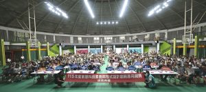 AI教育不只進校園!智慧科技競賽導入AI數位人 打造家校共學新模式 1 115年度「智慧科技素養與程式設計創新應用競賽」頒獎典禮登場,今年首度導入AI數字人負責開場及閉幕致詞,並推出智慧家長共學群,將AI教育從校園延伸至家庭。圖為頒獎典禮現場。(圖/台灣校園人工智慧教育協會提供)
