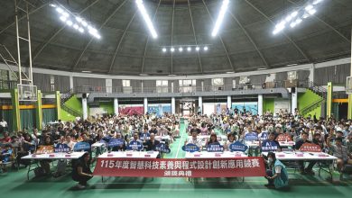 AI教育不只進校園!智慧科技競賽導入AI數位人 打造家校共學新模式 3 115年度「智慧科技素養與程式設計創新應用競賽」頒獎典禮登場,今年首度導入AI數字人負責開場及閉幕致詞,並推出智慧家長共學群,將AI教育從校園延伸至家庭。圖為頒獎典禮現場。(圖/台灣校園人工智慧教育協會提供)