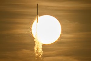 羅曼太空望遠鏡升空!NASA新一代「宇宙獵眼」展開百萬英里深空旅程 1 8月30日(星期日),NASA「南希・葛蕾絲・羅曼太空望遠鏡」搭載SpaceX獵鷹重型火箭,從佛羅里達州NASA甘迺迪太空中心39A發射台升空,火箭穿越太陽前方的畫面。(圖/NASA/John Kraus)