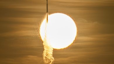 8月30日（星期日），NASA「南希・葛蕾絲・羅曼太空望遠鏡」搭載SpaceX獵鷹重型火箭，從佛羅里達州NASA甘迺迪太空中心39A發射台升空，火箭穿越太陽前方的畫面。（圖／NASA/John Kraus）