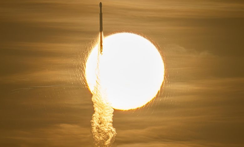 8月30日（星期日），NASA「南希・葛蕾絲・羅曼太空望遠鏡」搭載SpaceX獵鷹重型火箭，從佛羅里達州NASA甘迺迪太空中心39A發射台升空，火箭穿越太陽前方的畫面。（圖／NASA/John Kraus）