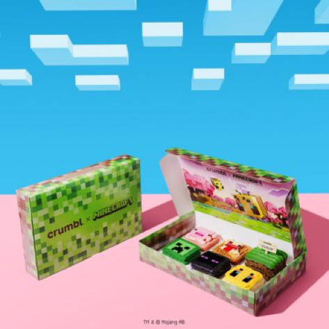  Crumbl 宣布與 Minecraft 合作，從今天起在菜單中推出六款以這款沙盒遊戲為靈感的甜點：都是方形的，而且，沒有雞騎師。（圖／取自@crumbl X）