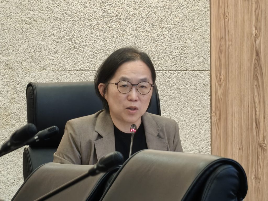 從聊天到代辦事情!AI Agent風險升高 數發部揭6層治理課題 1 數位發展部次長侯宜秀今(9)日與媒體交流時表示,AI Agent同樣可以依循現行AI風險分類框架進行評估,但由於Agent具備更高的自主性與執行能力,未來治理方式可能與一般AI應用有很大不同。(圖/記者許若茵攝)