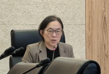 數位發展部次長侯宜秀今（9）日與媒體交流時表示，AI Agent同樣可以依循現行AI風險分類框架進行評估，但由於Agent具備更高的自主性與執行能力，未來治理方式可能與一般AI應用有很大不同。（圖／記者許若茵攝）