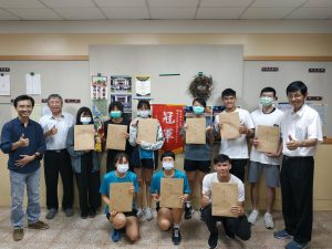 數學破解未來密碼!中山應數讓「數學腦」成為AI時代優勢 1 中山應數系學生參加體育競賽得獎接受表揚。(圖/中山應數系提供)