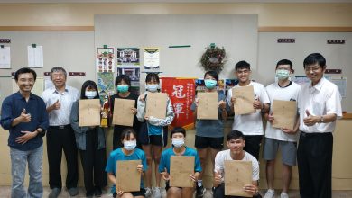 數學破解未來密碼!中山應數讓「數學腦」成為AI時代優勢 5 中山應數系學生參加體育競賽得獎接受表揚。(圖/中山應數系提供)