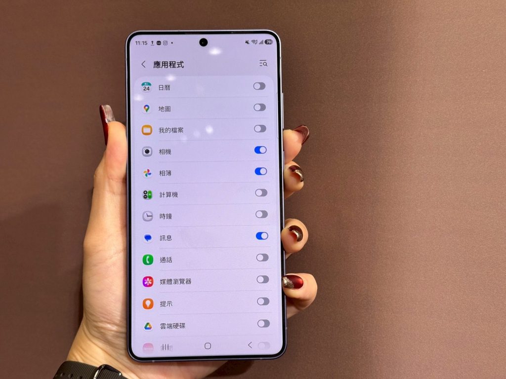 精選 10 根據韓媒指出,一位業內人士表示:「Galaxy S27 Pro 和 Ultra 屬於高端產品線,因此 M16 技術將應用於這兩款機型,從而與標準版和 Plus 版形成差異化。」圖為S26。(資料圖/記者 孟圓琦攝)