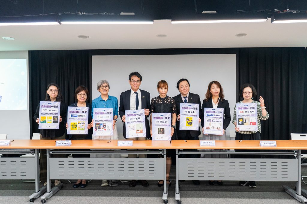 精選 11 數發部部長林宜敬率先以作家身分捐出個人著作《幸福的鬼島》和《流寇與創新者》,並攜手多位知名作家、出版社及電子書平臺現場簽署授權同意書。(圖/數發部提供)