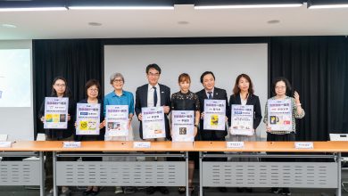 數發部啟動「主權AI語料庫」民間語料徵集 號召作家與出版業共襄盛舉 3 數發部部長林宜敬率先以作家身分捐出個人著作《幸福的鬼島》和《流寇與創新者》,並攜手多位知名作家、出版社及電子書平臺現場簽署授權同意書。(圖/數發部提供)