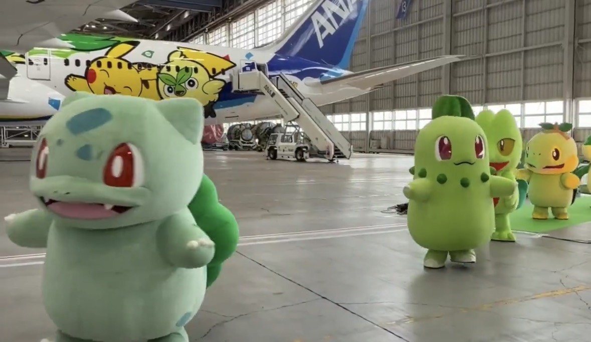 慶祝寶可夢 30 週年!全日空推出全新「綠色寶可夢彩繪機」正式啟航 1 飛機內部配備了印有寶可夢圖案的頭枕套、紙杯和餐巾紙。此外,乘客還可以觀看和收聽寶可夢主題的機上娛樂節目。(圖/取自@poke_times X)