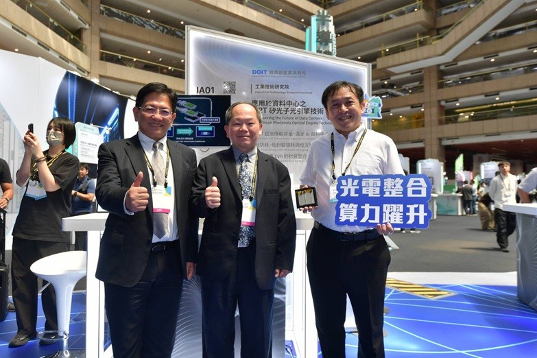 攻AI算力商機!產業技術司TIE發表3.2T矽光子引擎 1 技術司亮點成果「3.2T矽光子光引擎技術」,以光突破傳統銅線傳輸限制,每秒可傳送約20部4K電影的資料量。(圖/經濟部)