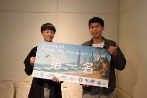 迎戰AI時代!中央資工翻轉教學、深化跨域合作 王尉任:讓AI成為學生前進的加速器 4 張嘉惠教授指導實驗室團隊大學部學生簡資烜,以及研究生廖梓逸、張彣謙參加NSF HDR Scientific-Mood Hackathon,在 Neural Forecasting 項目榮獲台灣區第一名,並於全球決賽獲得第二名。(圖/中央資工系提供)