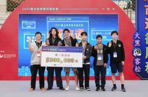 迎戰AI時代!中央資工翻轉教學、深化跨域合作 王尉任:讓AI成為學生前進的加速器 5 許富皓教授指導學生丁時揚、吳畬、賴詠文、郭奕宏、陳玨嶧參加2025臺北秋季程式設計節城市通微服務大黑客松榮獲第一名。(圖/中央資工系提供)