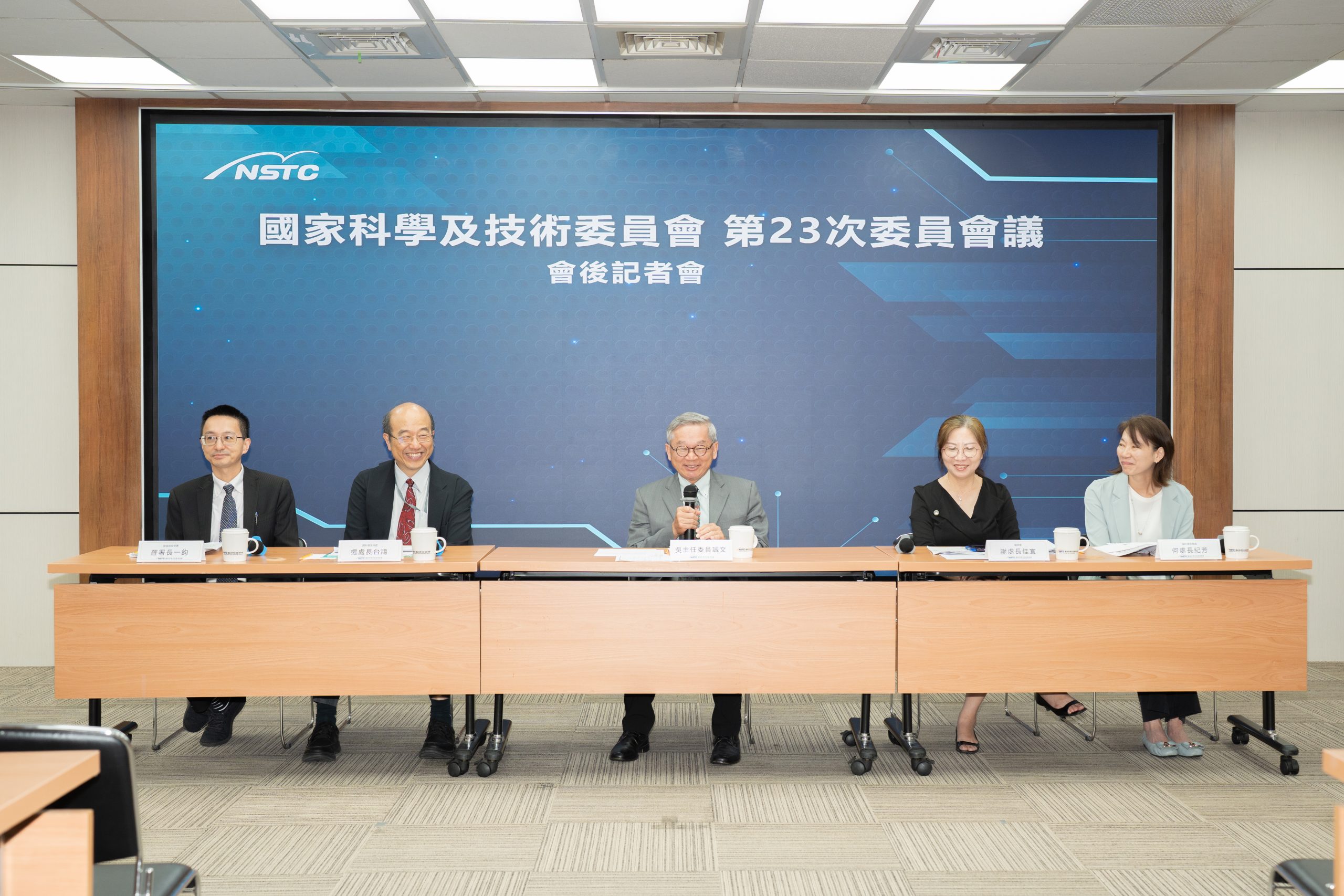 AI新十大建設先搶人!政府布局校園、企業到海外 半導體也列全球攬才重點 1 圖五 scaled
