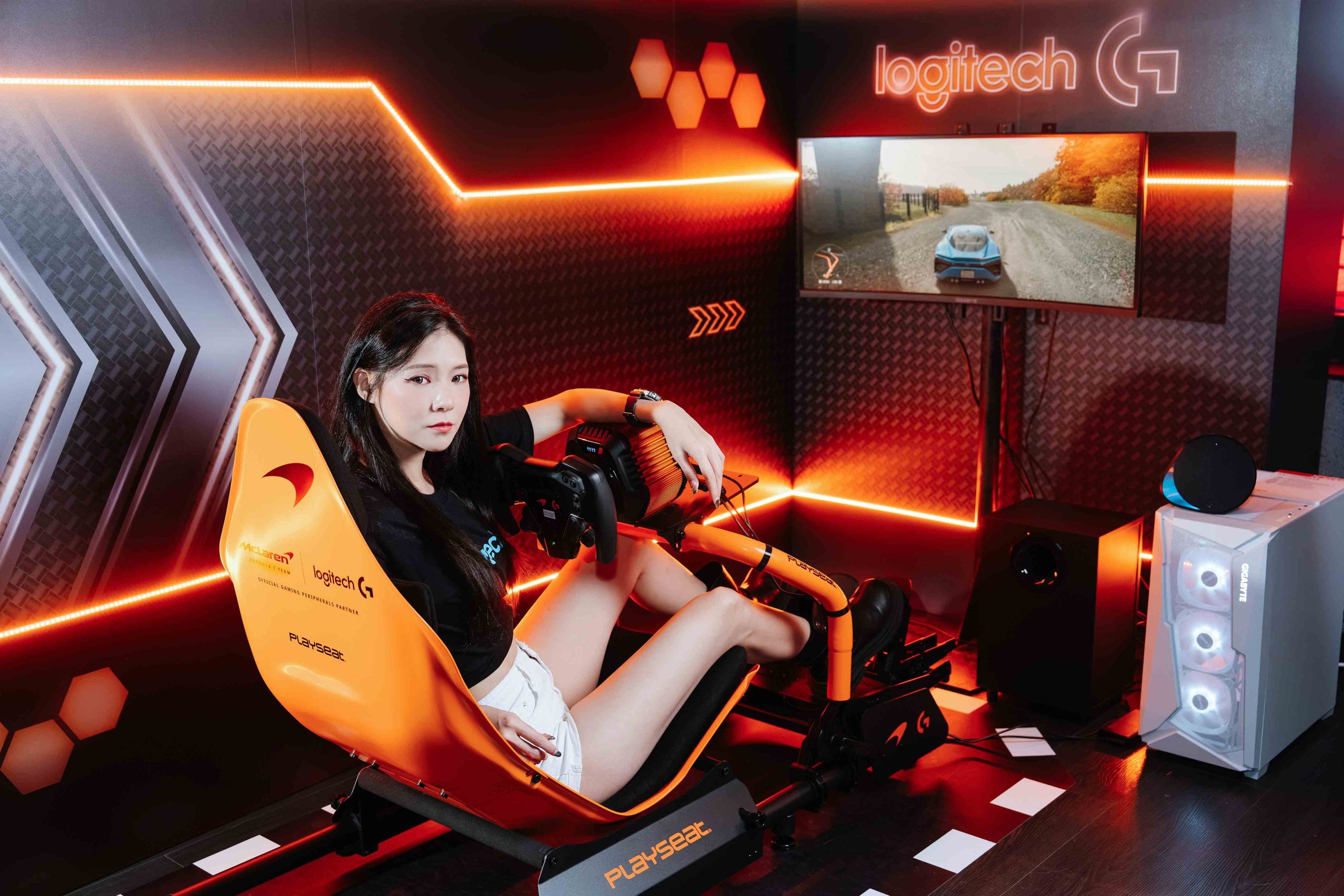 Logitech G 也同步擴充賽車設備，並推出RS50 麥拉倫聯名賽車模擬方向盤。（圖／Logitech G提供）